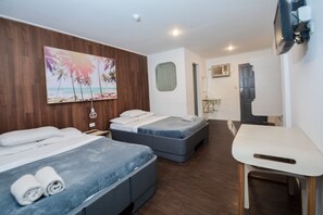 Vierpersoonskamer | Een kluis op de kamer, extra bedden, gratis wifi