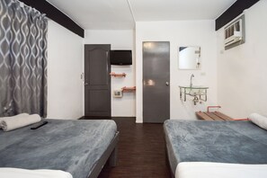 Quadruple Room | In-room safe, rollaway beds, free WiFi