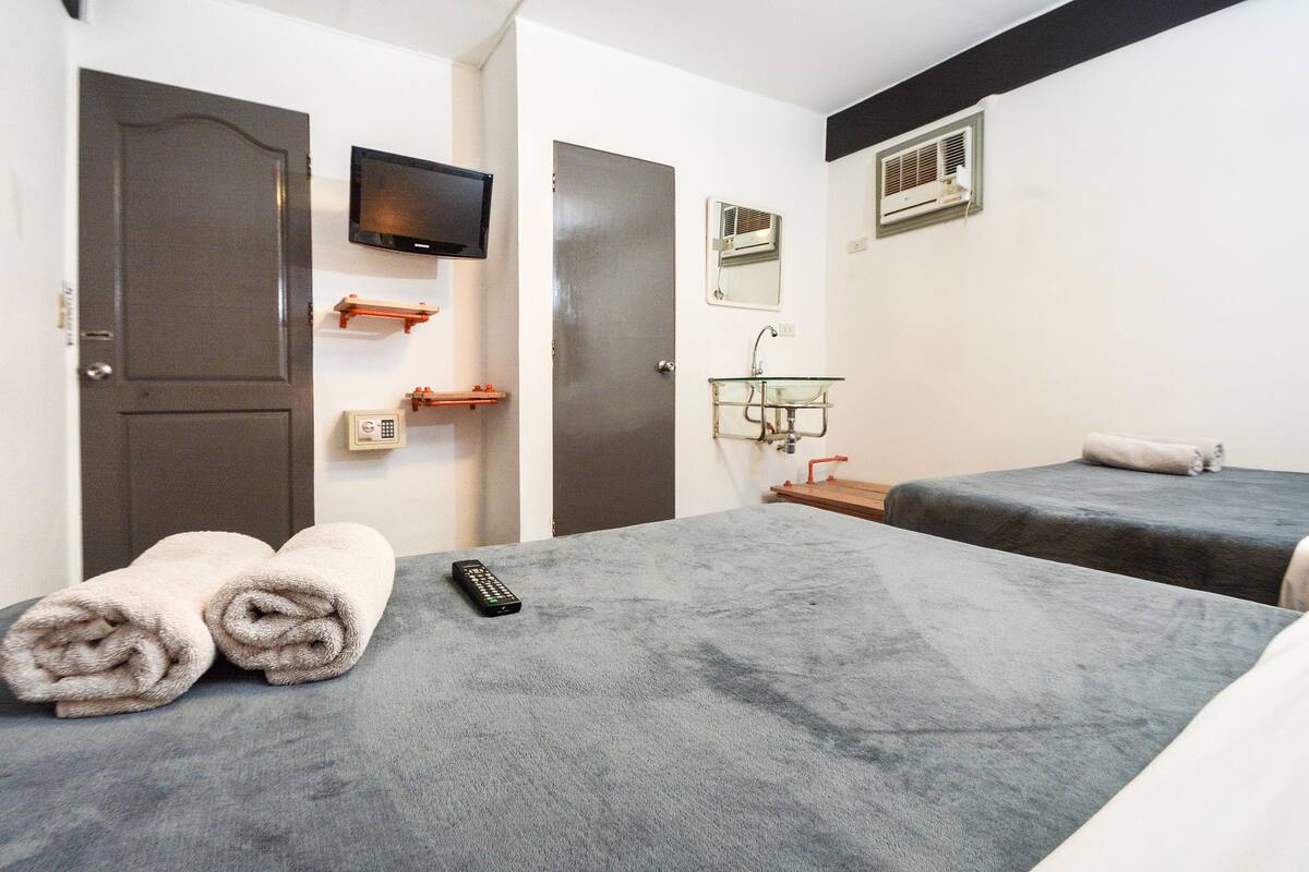 Quadruple Room | In-room safe, rollaway beds, free WiFi