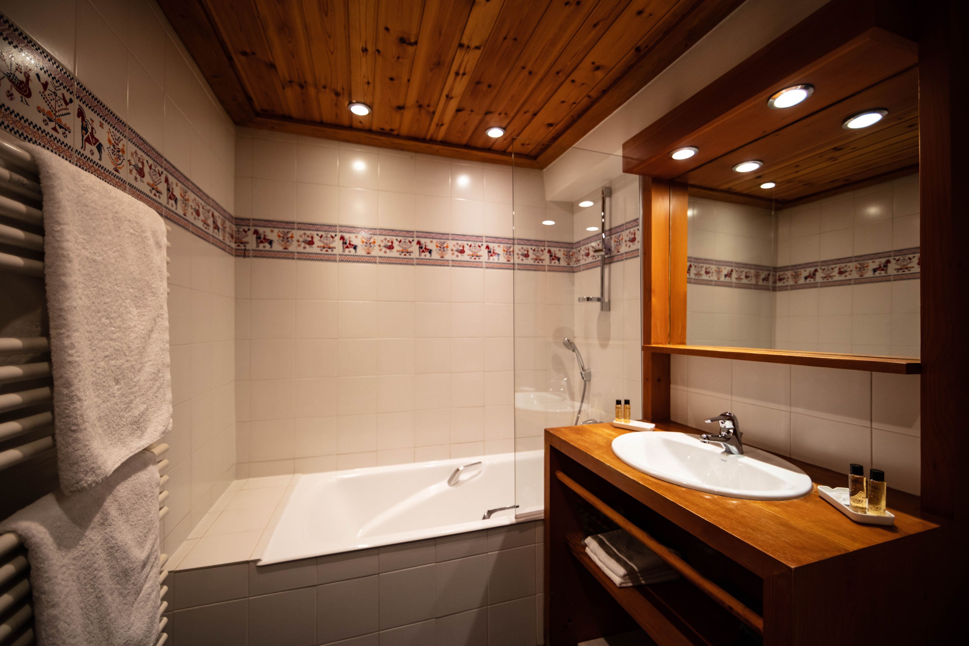 junior suite | bathroom | free toiletries, hair dryer, slippers, towels