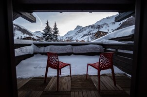 三人房 | 客房内保险箱、办公桌、遮光窗帘、隔音