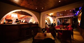 Bar (on property) - Hotel La Savoyarde (Val-d'Isere)