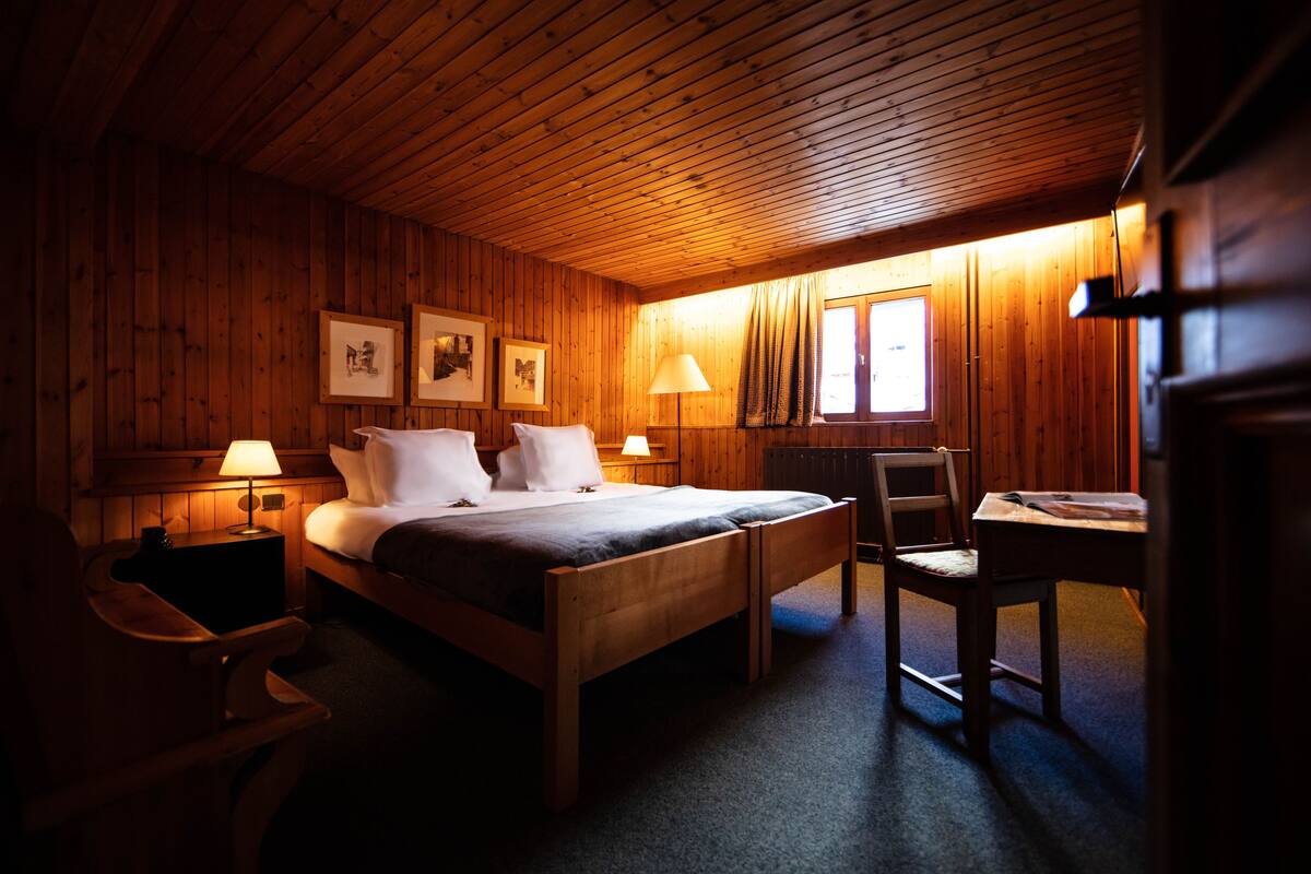 Double Room Bath North | In-room safe, desk, blackout drapes, soundproofing