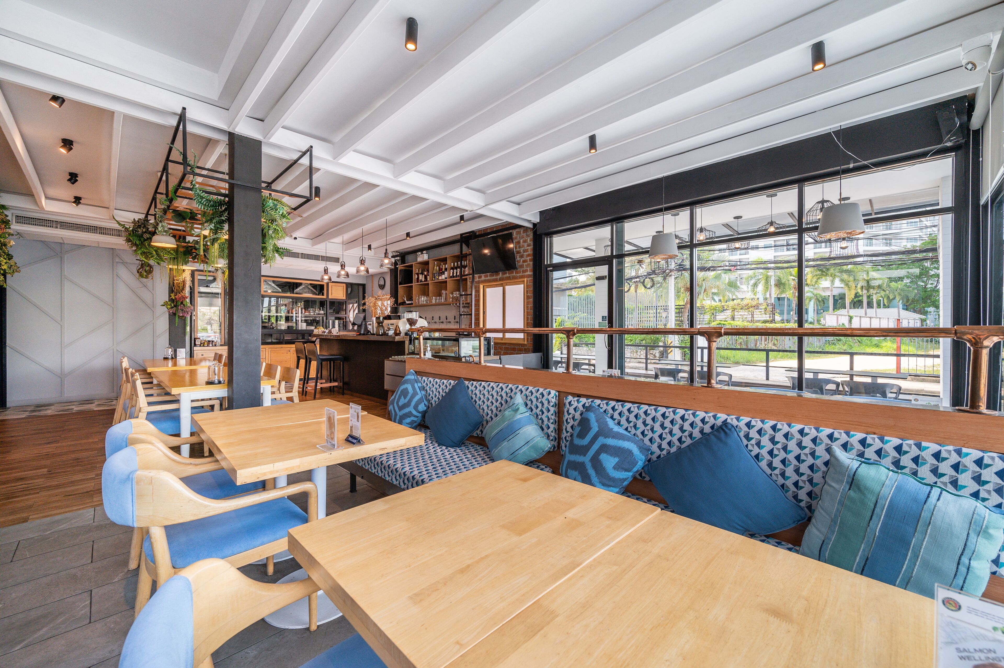 Här finns 2 restauranger som serverar frukost.