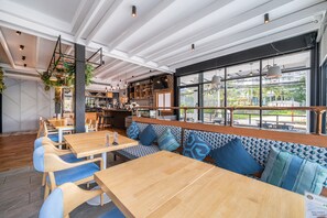 2 restaurants, serveren ontbijt, lunch, diner, Thaise gerechten