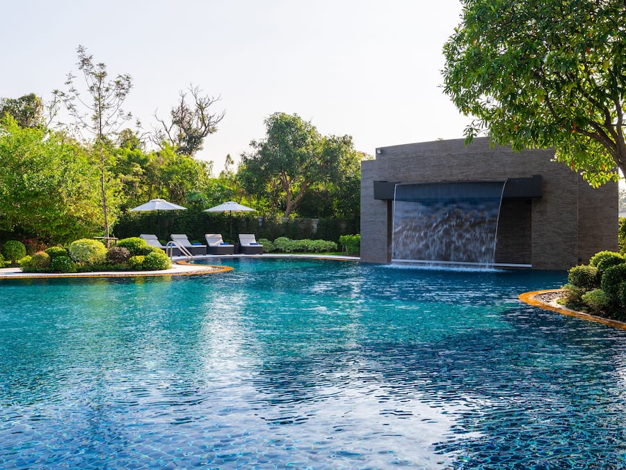 Kolam renang terbuka, kerusi lepak pantai