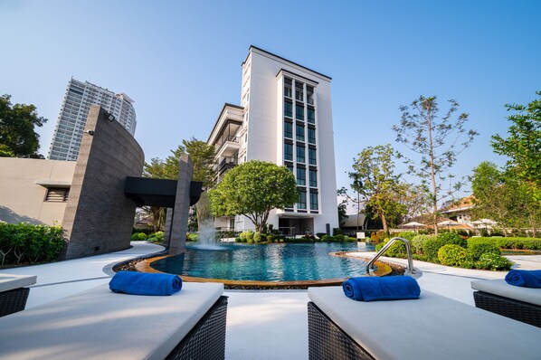 Outdoor pool, pool loungers