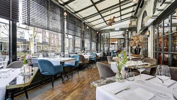 Serviço de café da manhã, almoço, jantar; restaurante ao ar livre