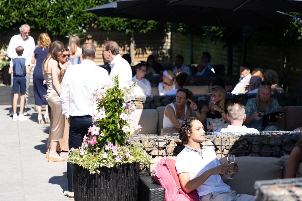 Een terras met stenen muren en een potplant.