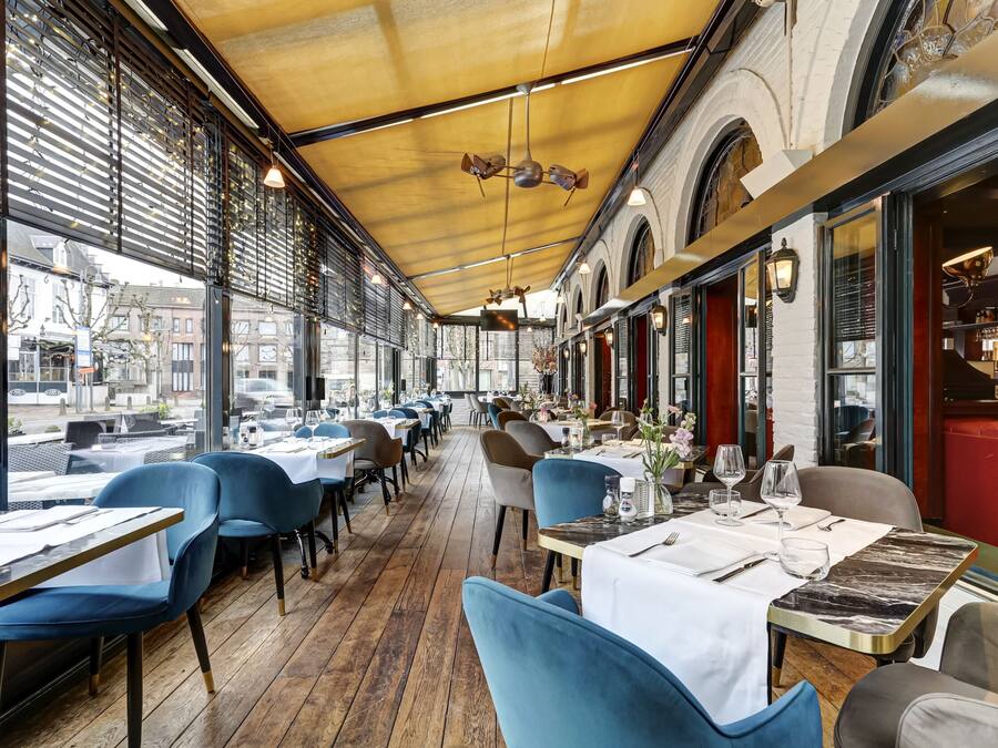 Se sirven desayunos, almuerzos y cenas (con mesas al aire libre)