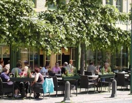 Se sirven desayunos y almuerzos, restaurante con mesas al aire libre 