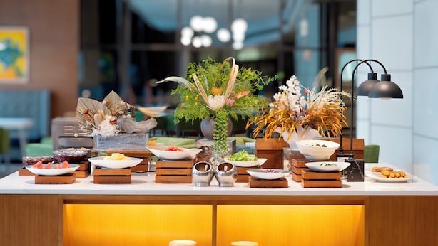 A buffet setup with various dishes and a decorative centerpiece. - Holiday Inn Express Chengdu West Gate by IHG (Chengdu)