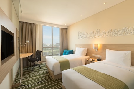 Ropa de cama de alta calidad, cubrecamas y colchones con pillow-top . Holiday Inn Express Semarang Simpang Lima by IHG