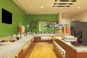 Breakfast served - Holiday Inn Express Semarang Simpang Lima by IHG (Semarang)