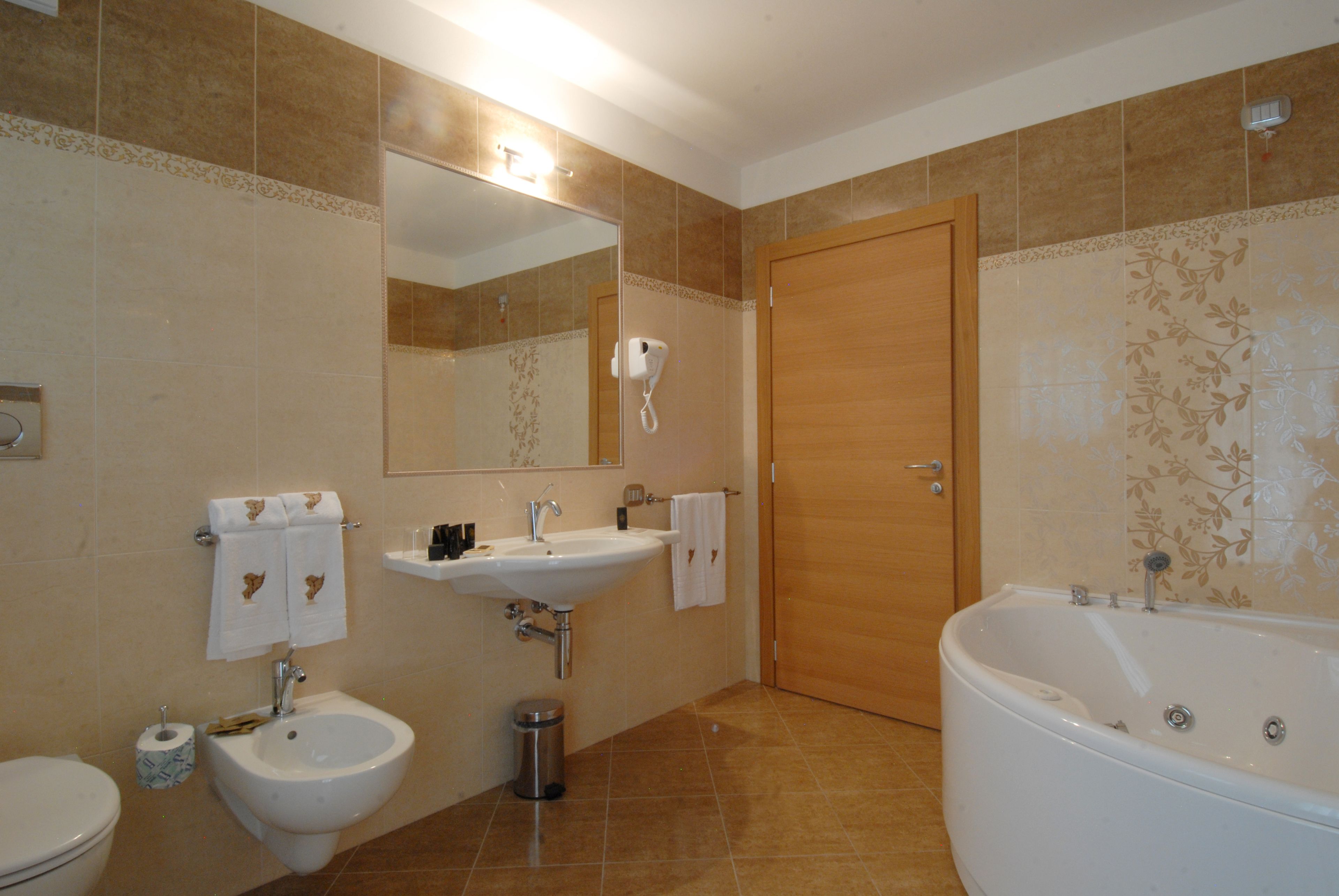 junior suite | bathroom | combined shower/bathtub, hydromassage showerhead, designer toiletries