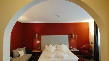 Egyptian cotton sheets, premium bedding, in-room safe, desk