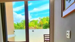 ميني بار وخزنة داخل الغرفة وواي فاي مجانًا وملاءات أسرّة