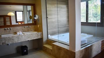 Suite Premium | Bathroom | Shower, free toiletries, hair dryer, towels