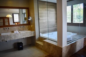 Suite Premium | 浴室 | 淋浴设施、免费洗浴用品、吹风机、毛巾