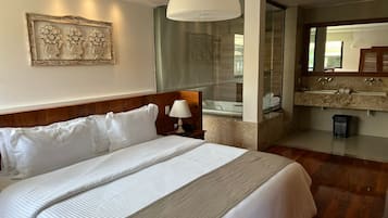 Suite Premium | Minibar, in-room safe, free WiFi, bed sheets
