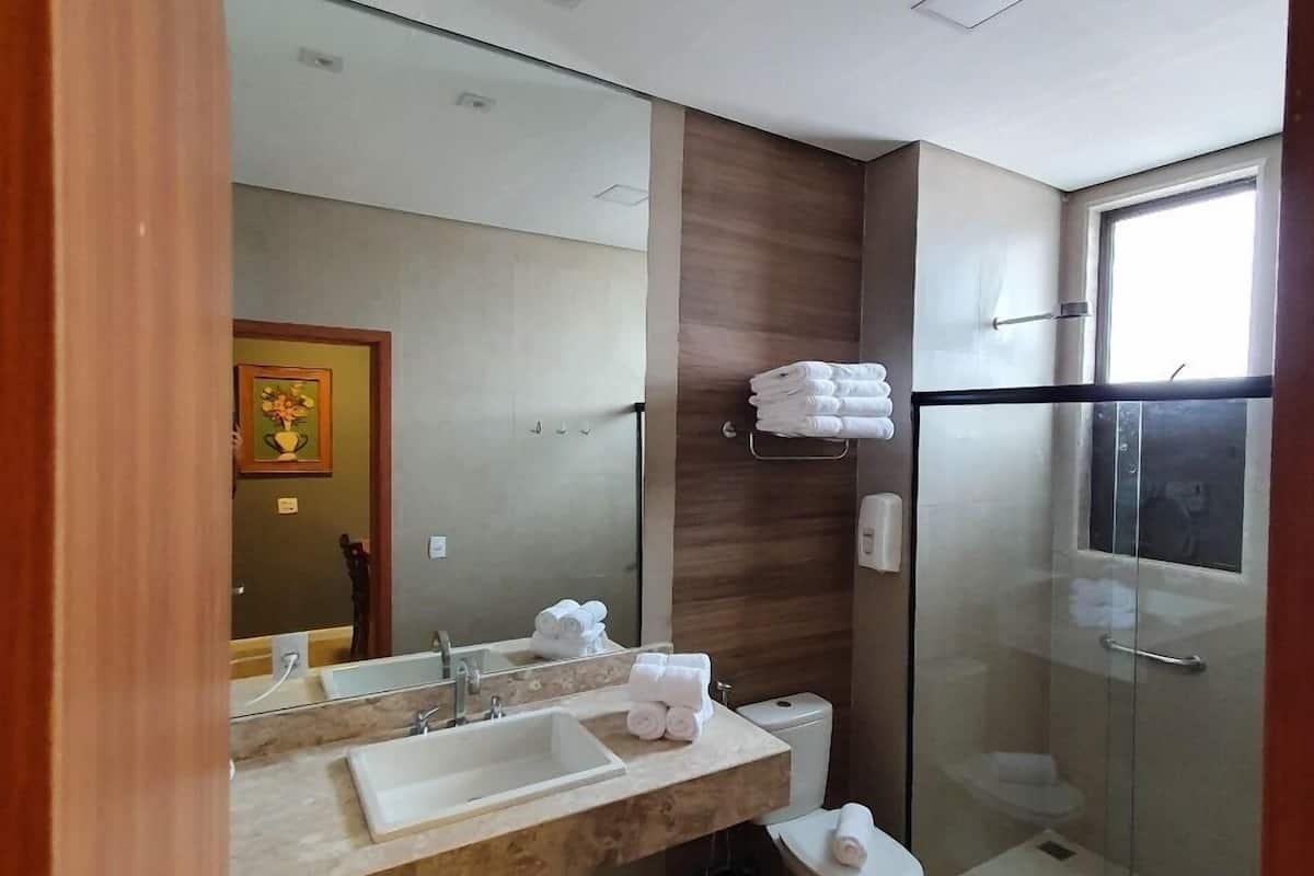 suite luxo superior | bathroom | shower, free toiletries, hair dryer, towels