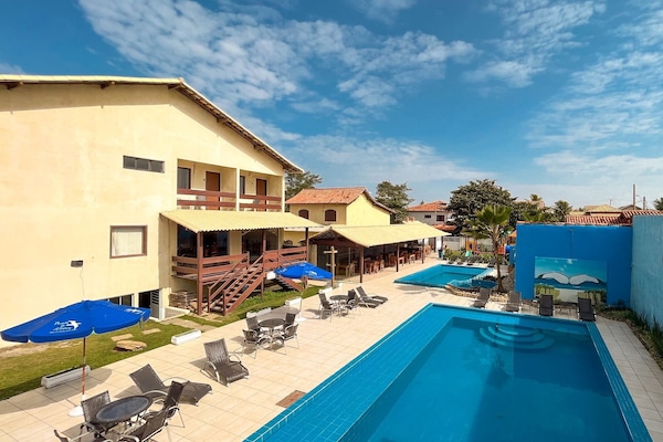 2 buitenzwembaden, parasols voor strand/zwembad