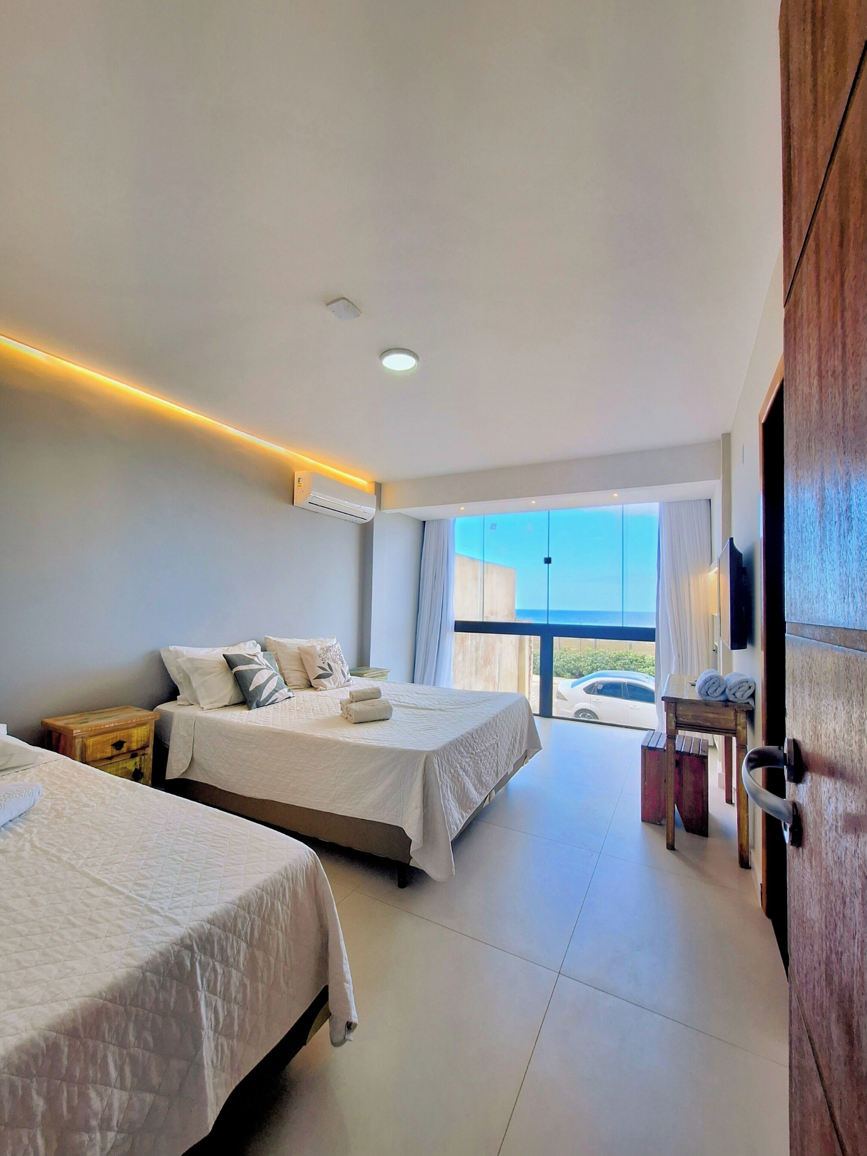 Ropa de cama de alta calidad y caja de seguridad en la habitación 