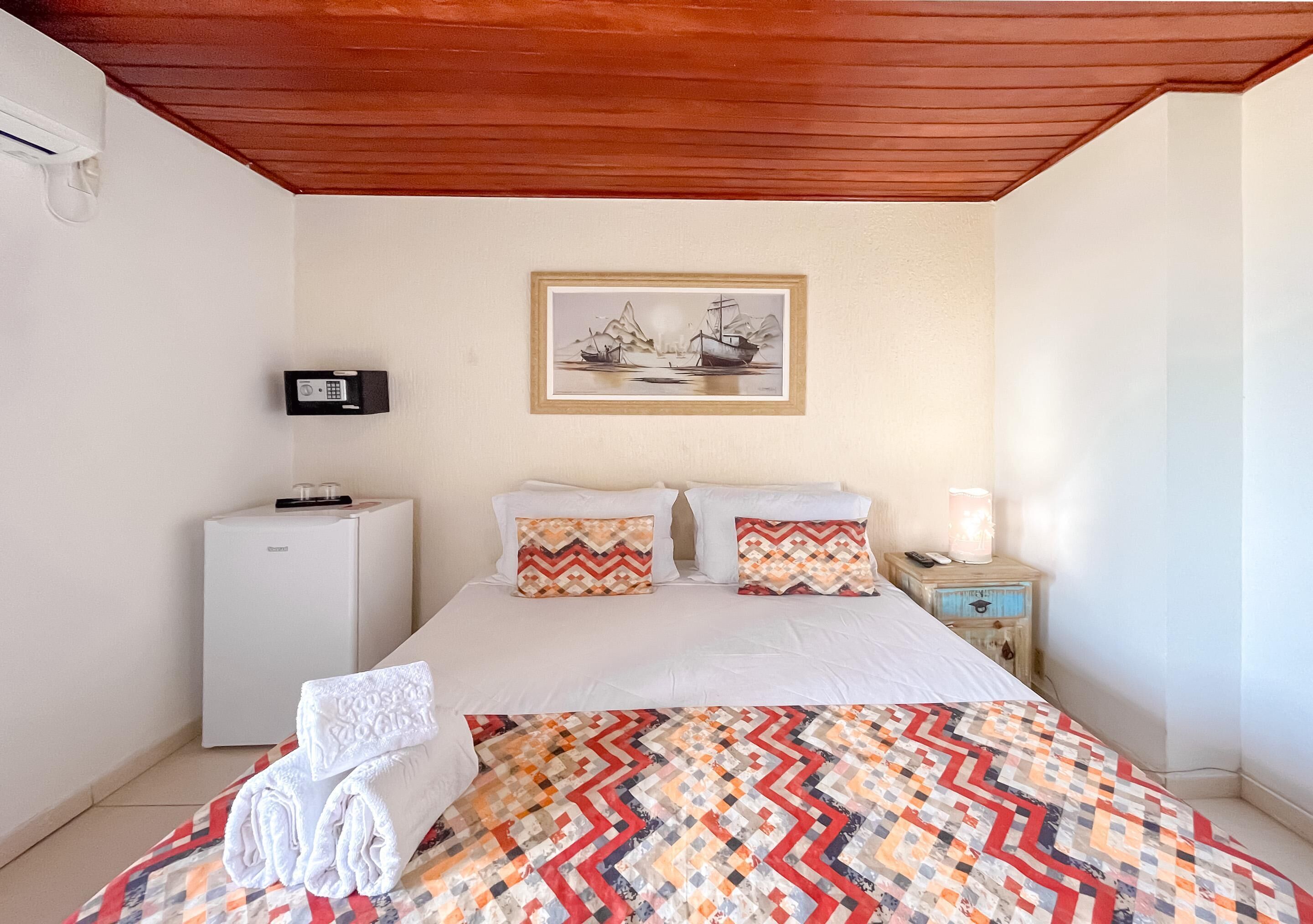 高档床上用品、客房内保险箱、笔记本电脑工作区、免费 WiFi