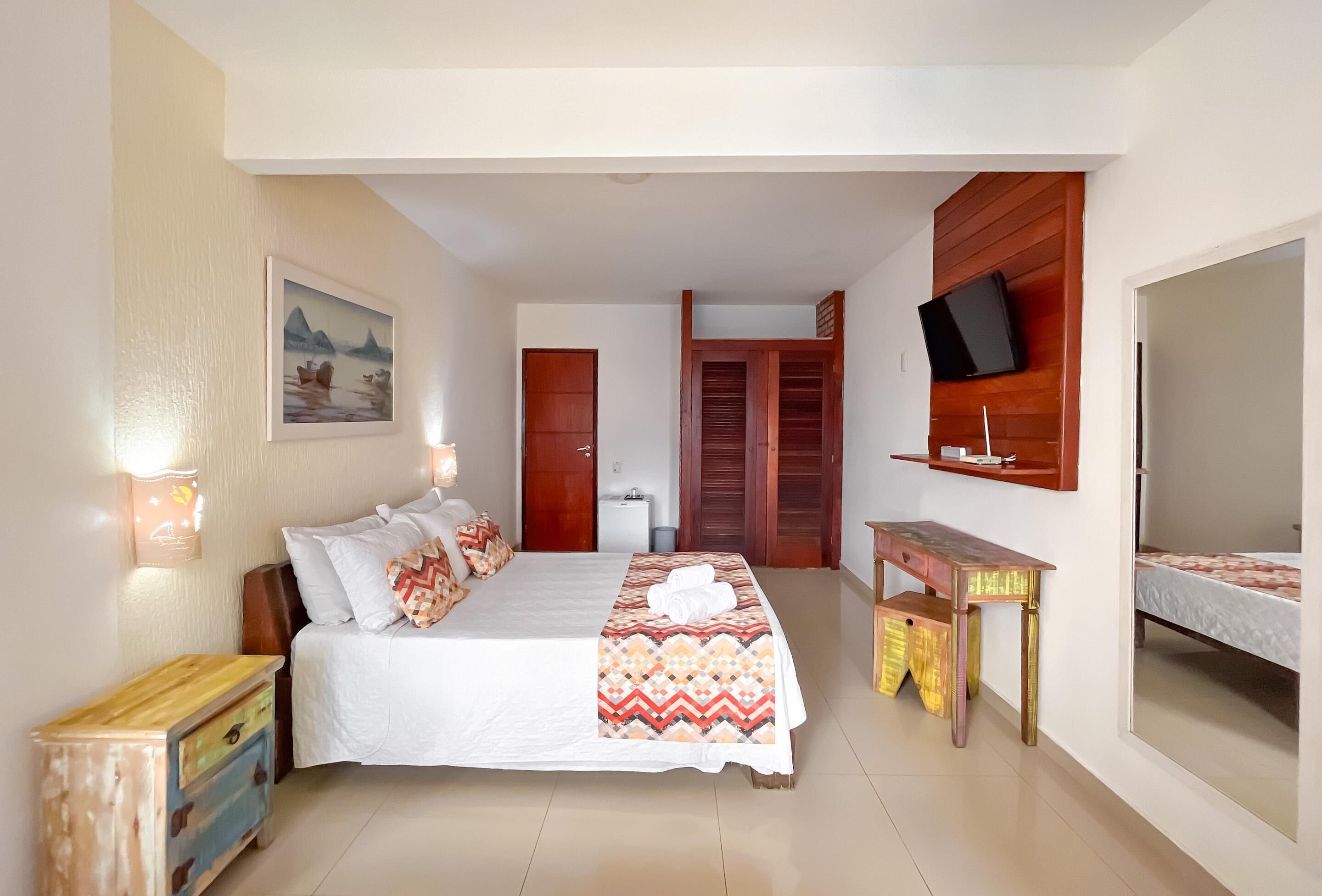 高档床上用品、客房内保险箱、笔记本电脑工作区、免费 WiFi