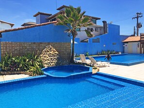 2 piscinas al aire libre, sombrillas, sillones reclinables de piscina