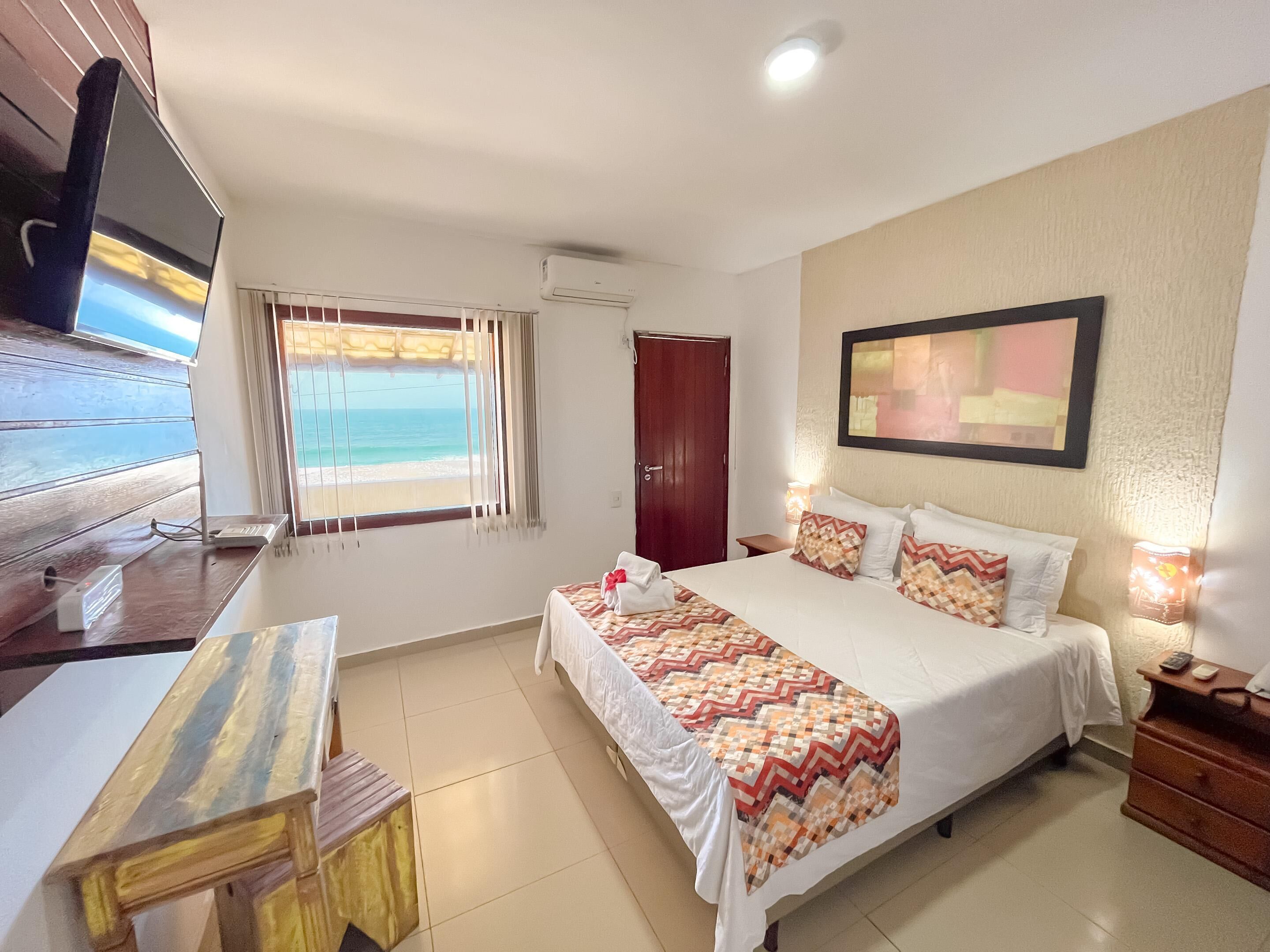 高档床上用品、客房内保险箱、笔记本电脑工作区、免费 WiFi