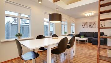 Apartment, 1 Bedroom, Balcony | In-room dining