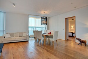 Luxury Apartment, 2 Bedrooms, Sea View | Living area - Alfred's Apartments (Reykjavik)