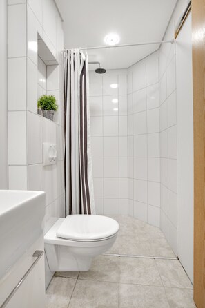 Studiolejlighed - stueetage (4 Adults) | Badeværelse | Bruser, brusehoved med spredningseffekt, hårtørrer, håndklæder