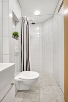 Monolocale, al piano terra (4 Adults) | Bagno | Doccia, soffione a pioggia, asciugacapelli, asciugamani