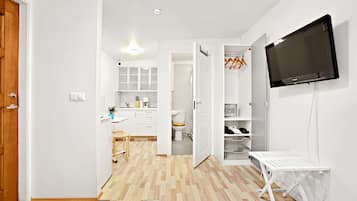 Studio (2 Adults) | Living area