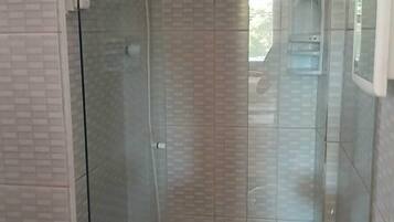 Chuveiro, toalhas de banho