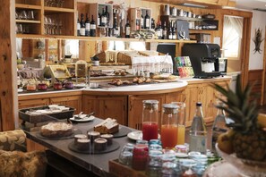 Una cocina con armarios de madera, una cafetera y diversos alimentos.