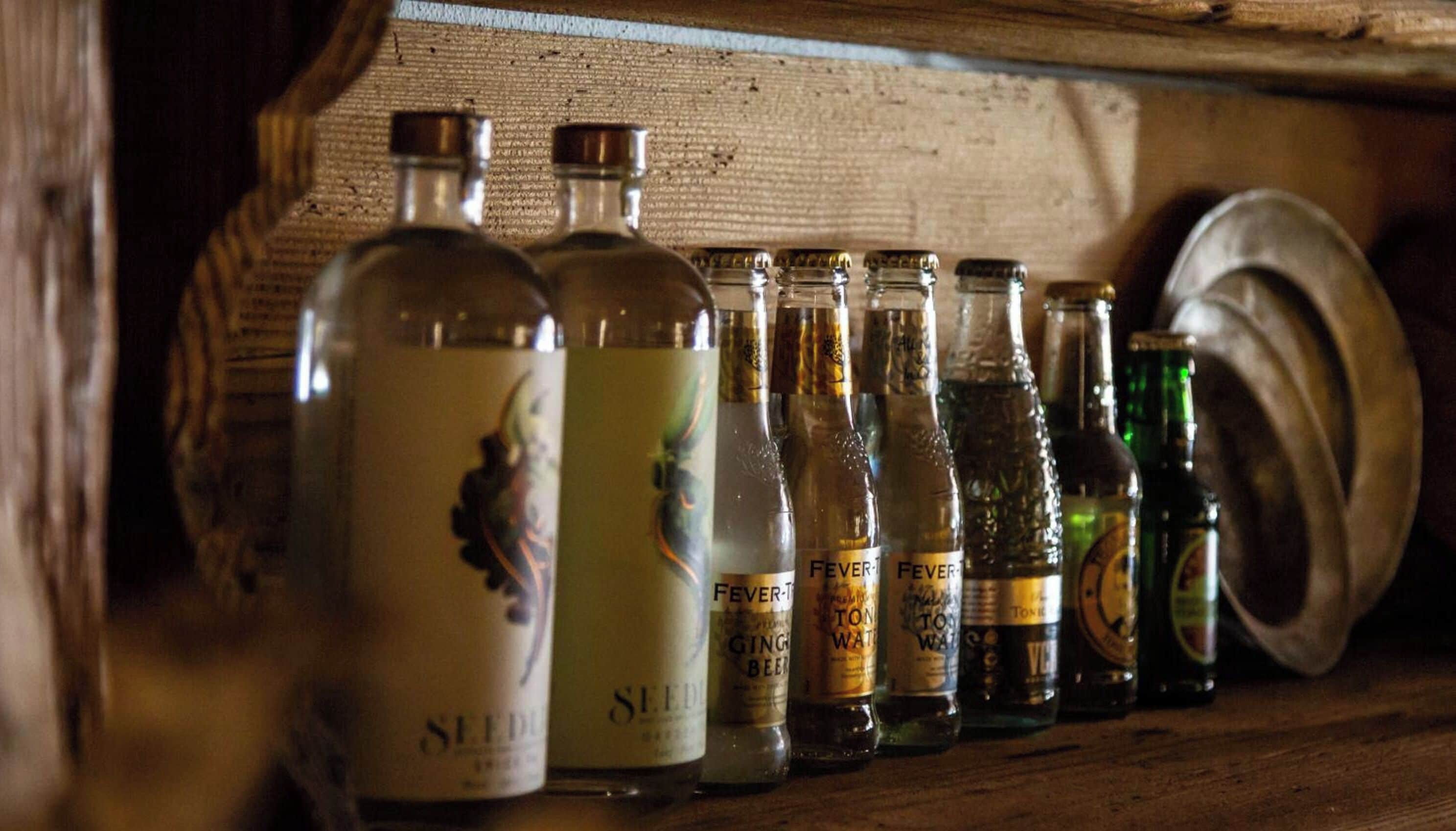 Varias botellas sobre un estante de madera.