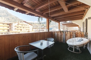 Habitación clásica doble, vistas a la montaña | Restaurante al aire libre