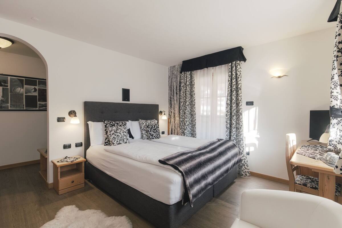 Suite junior, balcón | Sábanas de algodón egipcio, edredones de plumas, caja fuerte