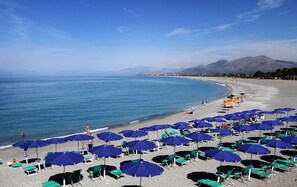 Privat strand i nærheten, hvit sand, solsenger og parasoller