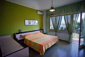 Dobbeltrom | Sengetøy av topp kvalitet, dundyner, safe på rommet og skrivebord