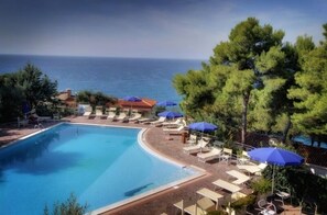 季節限定屋外プール、営業時間 9:00 ～ 19:30、プール パラソル、サンラウンジャー