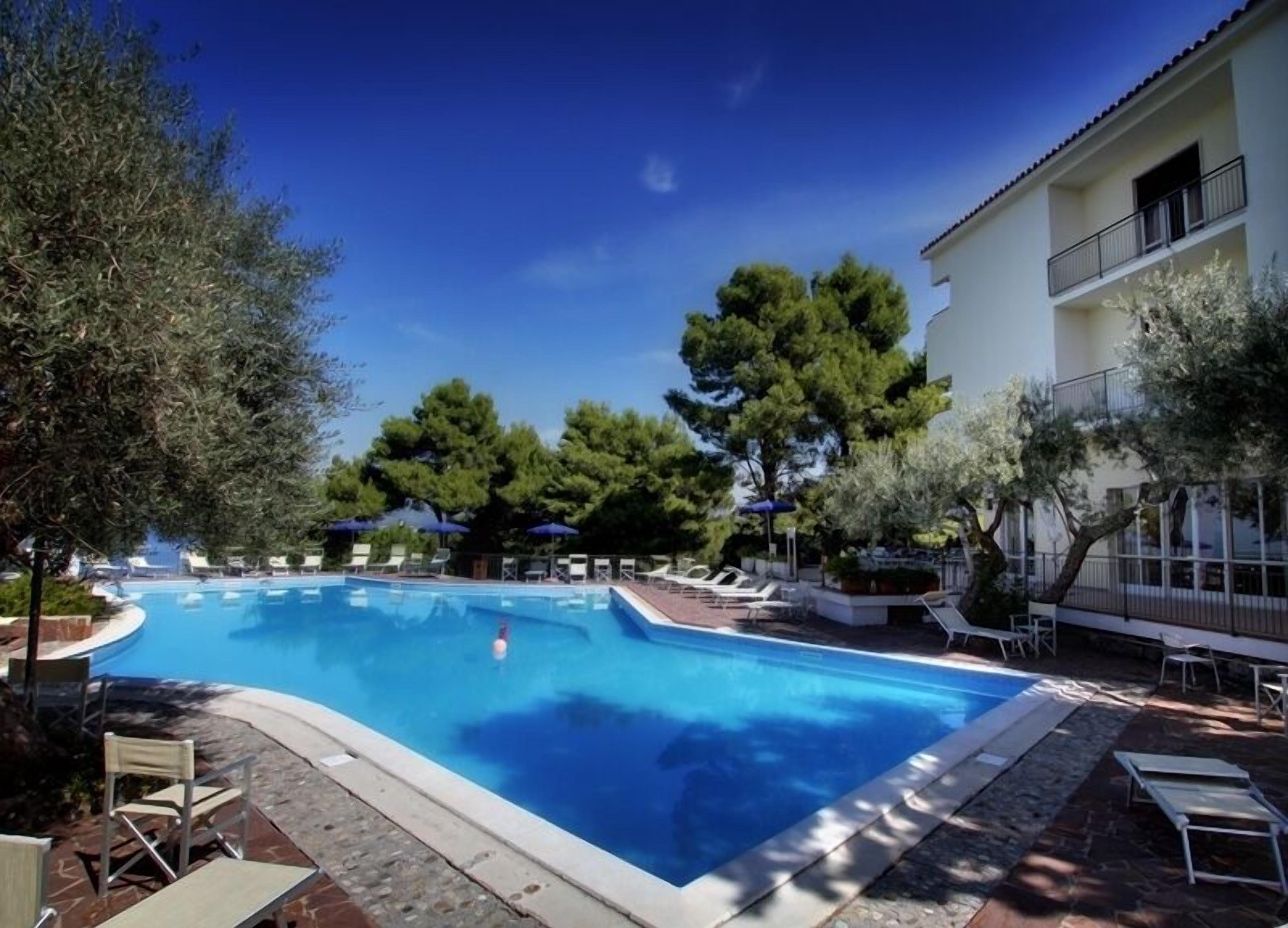 Piscine extérieure (ouverte en saison), parasols de plage