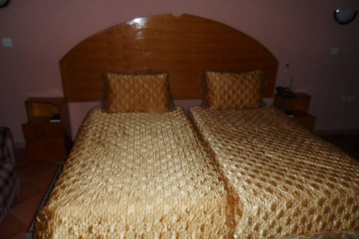 twin room | desk, free wifi, bed sheets