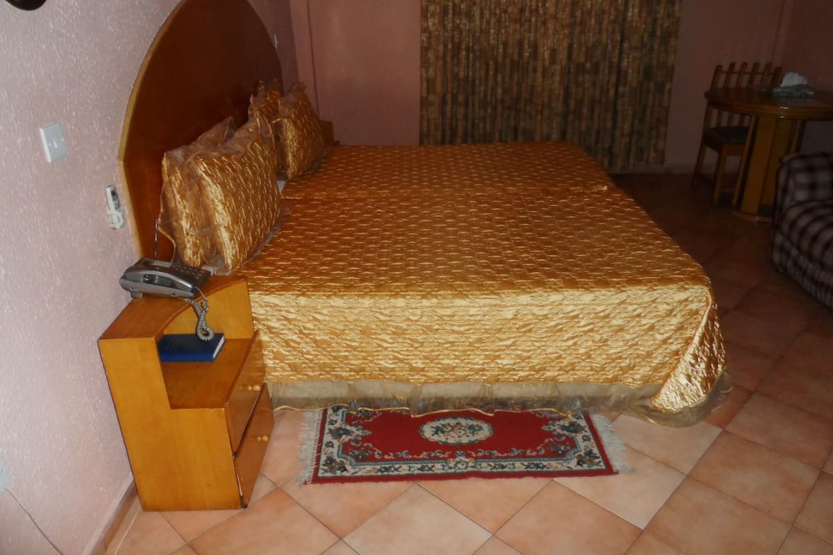 twin room | desk, free wifi, bed sheets