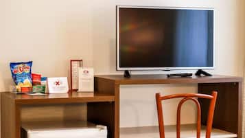 Minibar, caja de seguridad en la habitación y escritorio