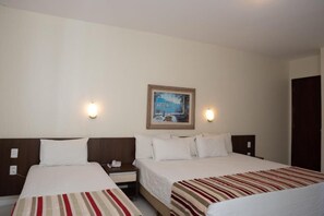 Minibar, in-room safe, desk, blackout drapes - Hotel Ryan (Balneário Camboriú)