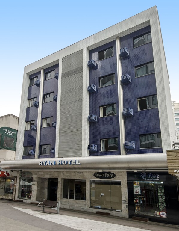 A multi-story hotel with a modern design, featuring a prominent "RYAN HOTEL" sign at the ground level. - Hotel Ryan (Balneário Camboriú)